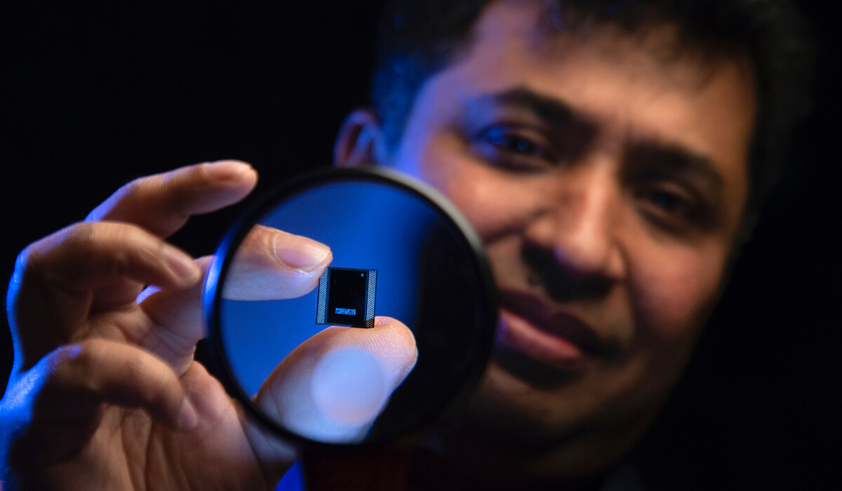 Intel Fellow Wilfred Gomes, a member of Intel’s Silicon Engineering Group, holds a processor with the advanced packaging technology called Foveros. It combines unique three-dimensional stacking with a hybrid computing architecture that mixes and matches multiple types of cores for different functions. (Credit: Walden Kirsch/Intel Corporation)