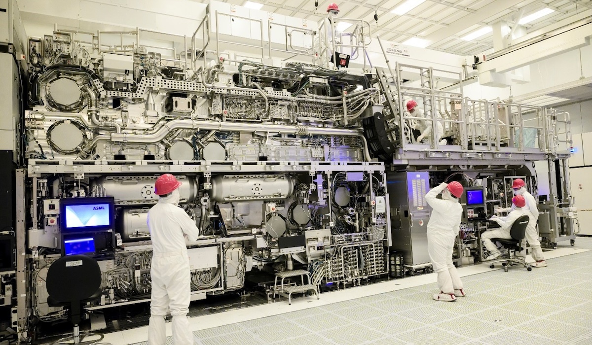 Installation of High NA EUV at Intel - Source Intel
